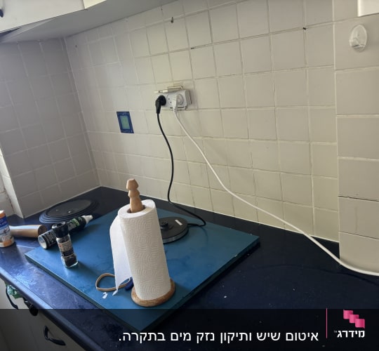 מטבח עם כלים וחומרים על השיש